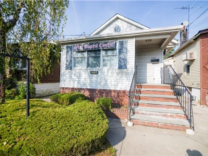 2-3 Beach 102nd St, Rockaway Park, NY 11694, USA